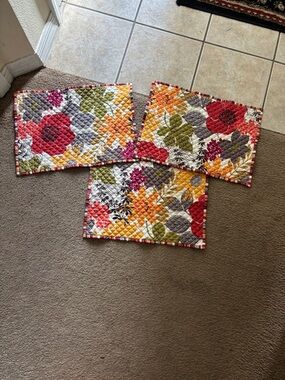 Vera Bradley Floral Quilted Placemat Set - (Like new)